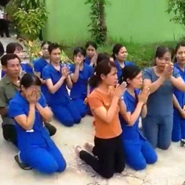 ​Hành động quỳ xin của hàng chục giáo viên mầm non(Nghệ An): Xin đừng làm trò! - Anh 2
