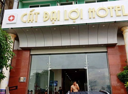 Về vụ chủ khách sạn tại TP Sầm Sơn bị tố đuổi, “chặt chém” du khách - Anh 1