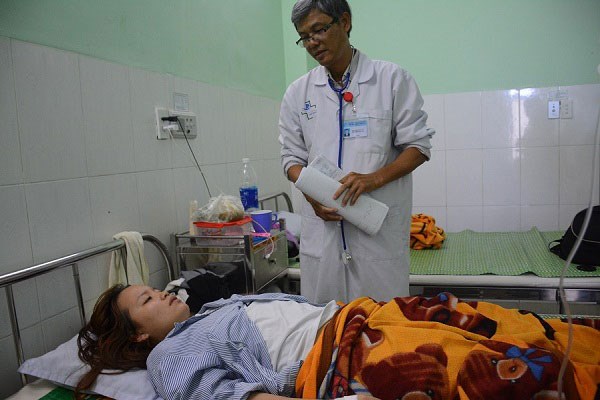 Vụ cô giáo bị phụ huynh hành hung: Đám cưới xong, cô giáo phải quay lại bệnh viện - Anh 1