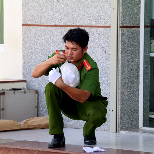 Khánh Hòa:Dùng súng cướp ngân hàng - Anh 1