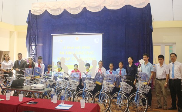 Trao học bổng cho học sinh có hoàn cảnh khó khăn - Anh 1