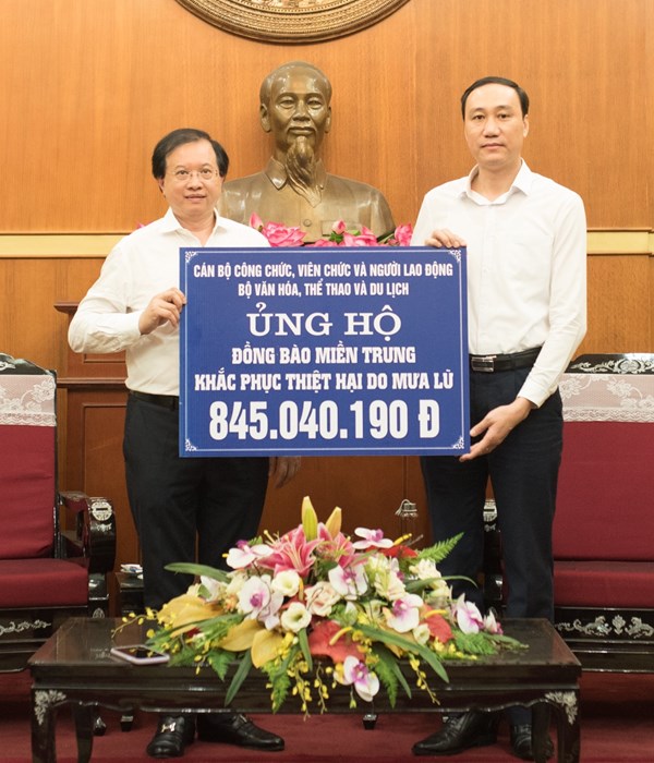 Bộ VHTTDL: Ủng hộ hơn 1,5 tỉ đồng hỗ trợ đồng bào các tỉnh miền Trung bị bão lũ - Anh 2