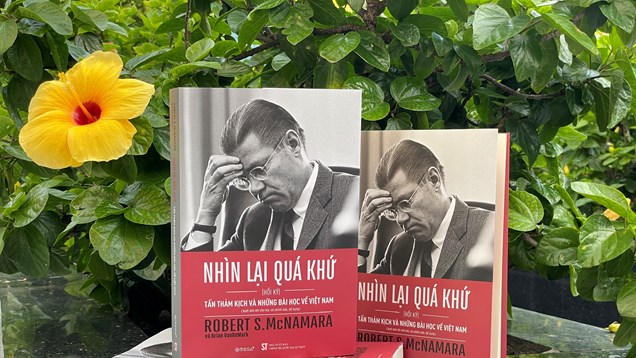 Ra mắt sách “Nhìn lại quá khứ - Tấn thảm kịch và những bài học về Việt Nam”