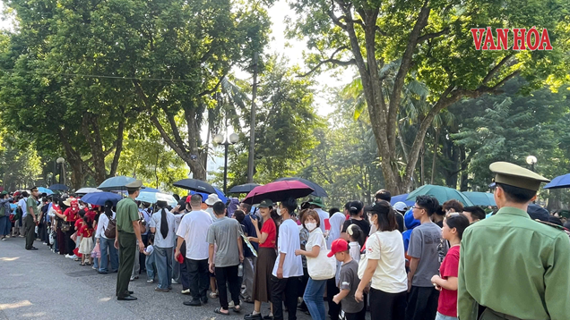 Xúc động hình ảnh hàng vạn người dân kiên nhẫn xếp hàng vào Lăng viếng Bác ngày 2.9