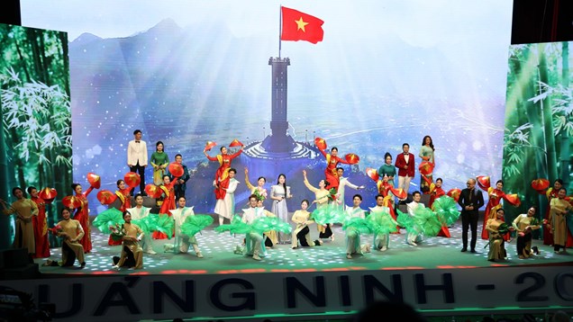 “Trước biển lớn” - Đêm thơ Nguyên tiêu lan tỏa khát vọng vươn xa