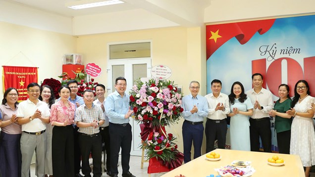 Thứ trưởng Phan Tâm thăm, chúc mừng Báo Văn Hoá nhân dịp 21.6