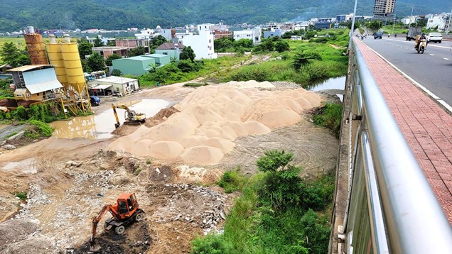 Đà Nẵng: Mong mỏi dọn dẹp bãi vật liệu làm xấu thành phố