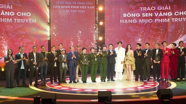 'Mưa đỏ' đoạt Bông sen Vàng 2025