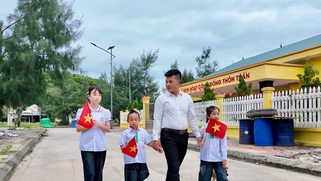 Xúc động lễ khai giảng chỉ có 1 thầy, 3 trò trên đảo Trần
