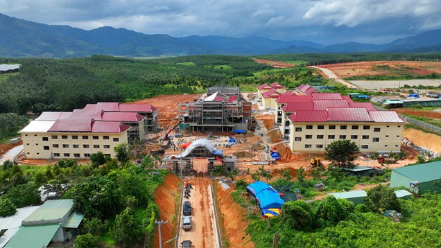 Vượt khó, chạy đua với thời gian trên công trường trường học nơi biên giới