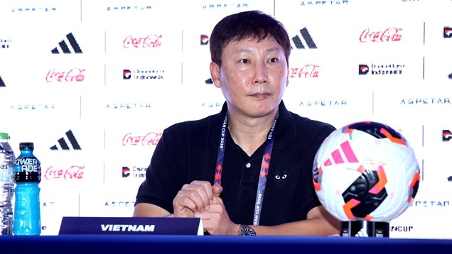 Thua Thái Lan, HLV Kim Sang-sik tiếc vì không có Xuân Son trên sân