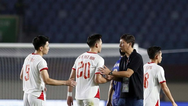 Thua Malaysia, HLV Kim Sang-sik lần đầu “trắng tay” cùng bóng đá Việt Nam