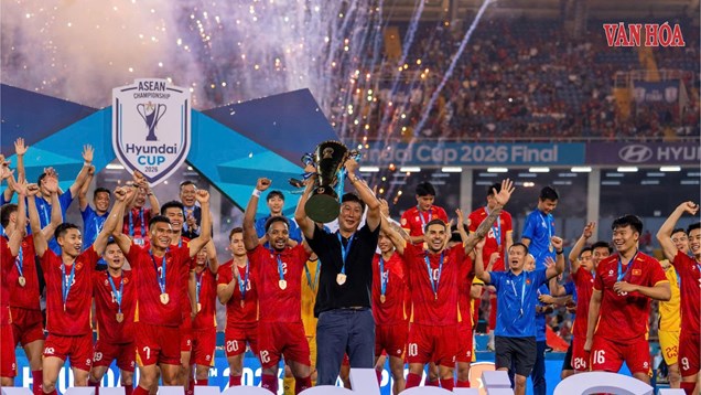 Khoảnh khắc nâng cúp vô địch ASEAN Cup 2026 của tuyển Việt Nam