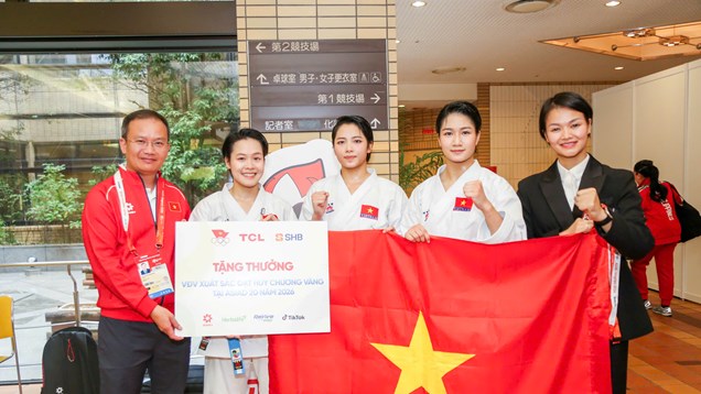 Bộ trưởng Bộ VHTTDL Lâm Thị Phương Thanh chúc mừng chiếc HCV đầu tiên của Đoàn Thể thao Việt Nam