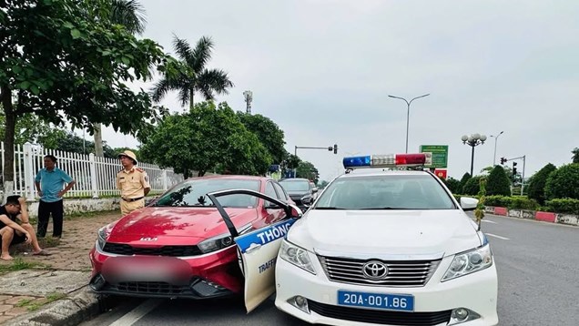 Ma men lái ô tô bỏ chạy rồi đâm vào xe CSGT ở Thái Nguyên