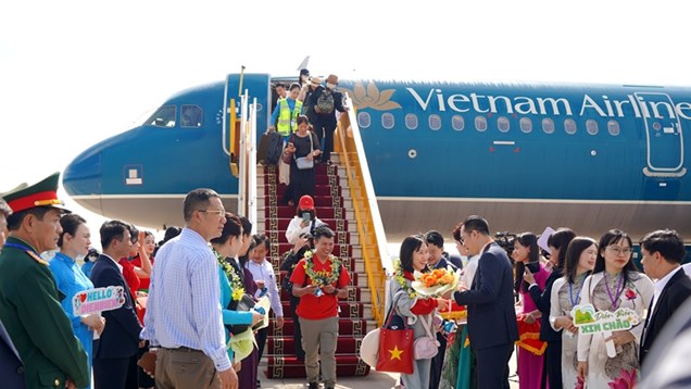 Đón hơn 100 hành khách đầu tiên bay thẳng từ TP. HCM đến Điện Biên