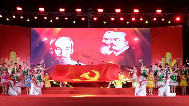 Xúc động tự hào chương trình nghệ thuật “Dâng Đảng tiếng hát mùa Xuân“