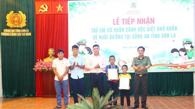 Công an Sơn La nhận nuôi dưỡng 2 trẻ em có hoàn cảnh đặc biệt khó khăn