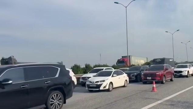 Ô tô về Hà Nội tăng cao, CSGT tổ chức cho xe đi ngược chiều trên cao tốc Cao Bồ - Pháp Vân