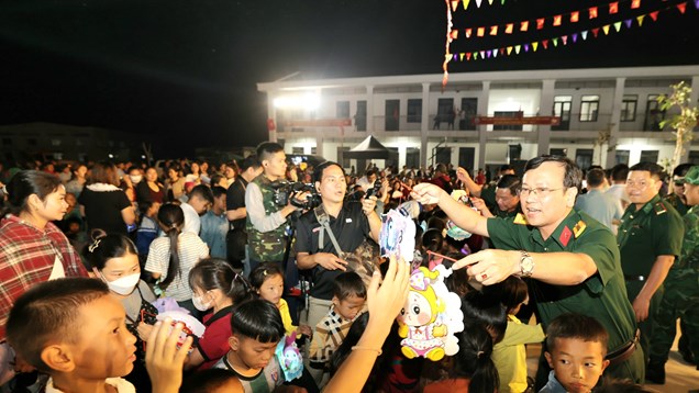Mang Trung thu đến với trẻ em Na Ngoi