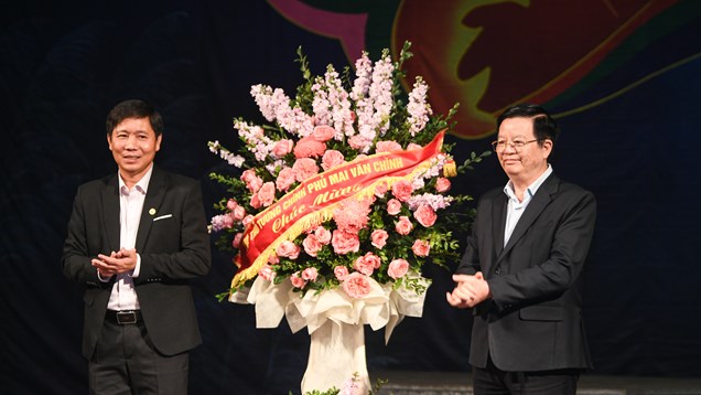 Phó Thủ tướng Mai Văn Chính dự buổi biểu diễn vở cải lương “Đế đô sóng cả”