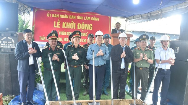 Thủ tướng yêu cầu báo cáo tiến độ xây dựng, sửa chữa nhà cho nhân dân sau bão, lũ 