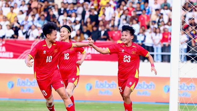 Thủ tướng chúc mừng 2 đội tuyển bóng đá Việt Nam vào bán kết SEA Games 33