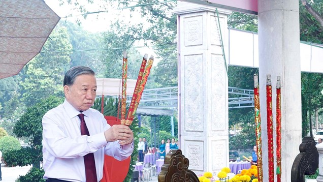 Tổng Bí thư, Chủ tịch nước Tô Lâm dâng hương tưởng niệm các Anh hùng liệt sĩ tại Tây Ninh