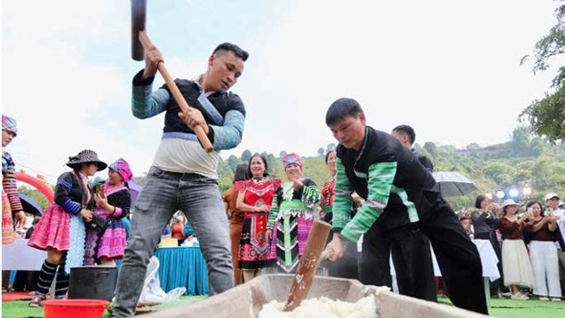 Chén trà có người kể chuyện
