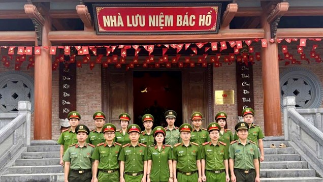 Công an Hương Sơn dâng hương, giáo dục truyền thống