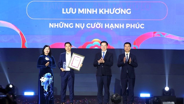 Bức tranh sinh động về một Việt Nam hạnh phúc, đang vươn lên mạnh mẽ