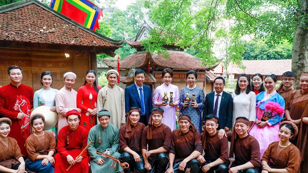 Phu nhân Tổng Bí thư, Chủ tịch nước Tô Lâm và phu nhân Tổng thống Hàn Quốc xem múa rối nước