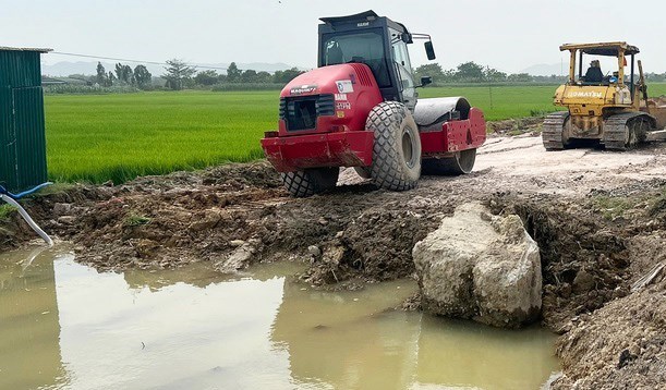 Vỡ ống nước khi thi công dự án mở rộng QL46, hàng nghìn hộ dân thiếu nước