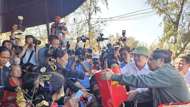 Thủ tướng Phạm Minh Chính kiểm tra công tác khắc phục hậu quả bão số 13 tại tỉnh Gia Lai