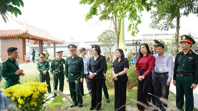 Phó Thủ tướng Phạm Thị Thanh Trà dâng hương tại Bến phà II Long Đại