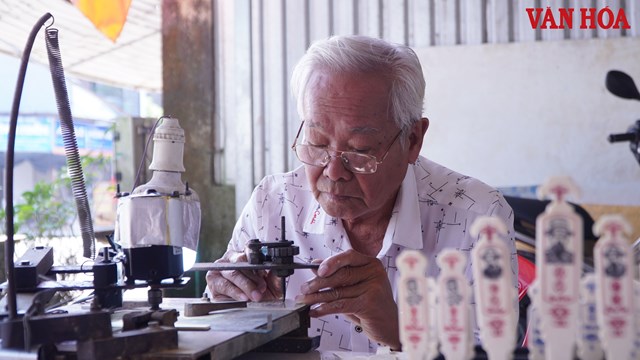 Cụ ông hơn 40 năm miệt mài giữ nghề làm xăm hường ở xứ Huế