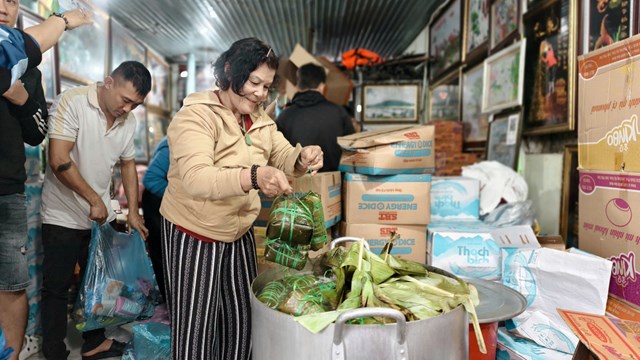 Cùng nhau gói bánh tét, chuẩn bị nhu yếu phẩm hỗ trợ đồng bào vùng lũ Đắk Lắk, Gia Lai