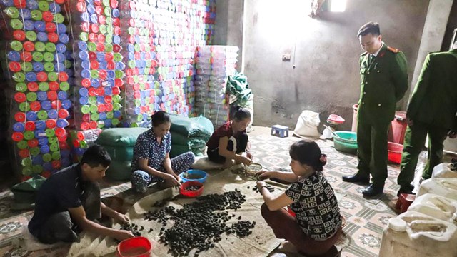 Video đột kích bắt giữ đường dây sản xuất thuốc đông y giả quy mô lớn