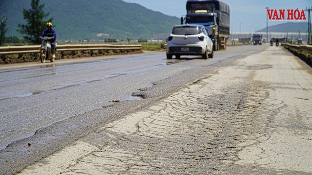 Nơm nớp di chuyển trên đường vào Khu kinh tế Vũng Áng