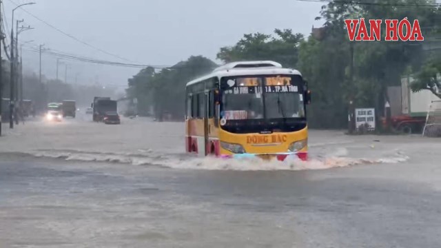 Đường ngập sâu, nhiều phương tiện chết máy tại Hà Tĩnh