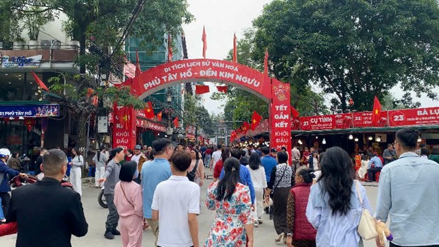 Phủ Tây Hồ tấp nập ngày đầu xuân Bính Ngọ 2026