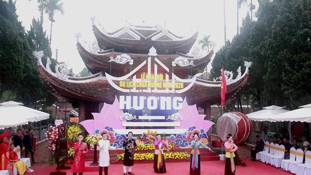 Hàng vạn du khách đội mưa trẩy hội đầu Xuân