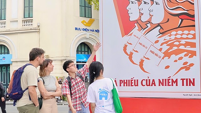 Lan tỏa không khí ngày bầu cử tới du khách quốc tế