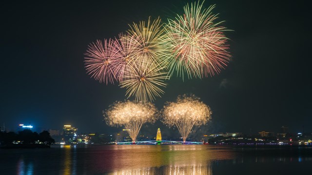 Pháo hoa rực sáng Đất Tổ chào mừng Giỗ Tổ Hùng Vương