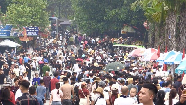 Rộn ràng bước chân hành hương Lễ hội Đền Hùng 2026