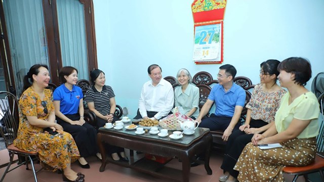Lãnh đạo Bộ VHTTDL thăm và tri ân gia đình liệt sĩ 