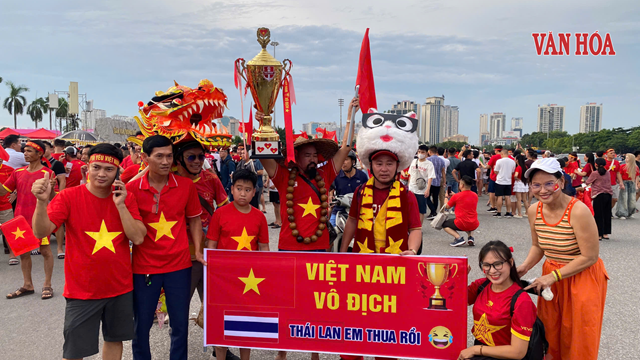SVĐ Mỹ Đình phủ kín sắc đỏ, chờ tuyển Việt Nam đấu Thái Lan