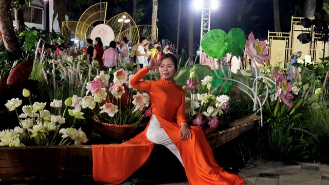 Sắc sen lan tỏa trong không gian văn hóa Hồ Tây