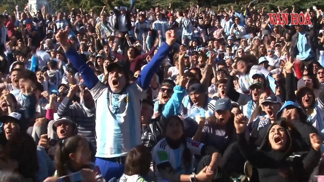 CĐV Argentina vỡ òa sau màn ngược dòng trước Ai Cập