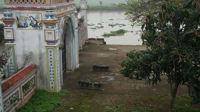 Đình Đông làng Lạc Khoái ngập sâu trong lũ sông Hoàng Long